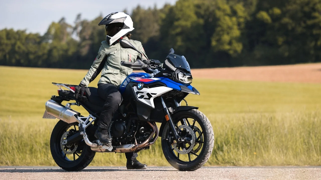 You are currently viewing Pantalon moto BMW : Le guide complet pour bien choisir (sécurité, confort, technologies)